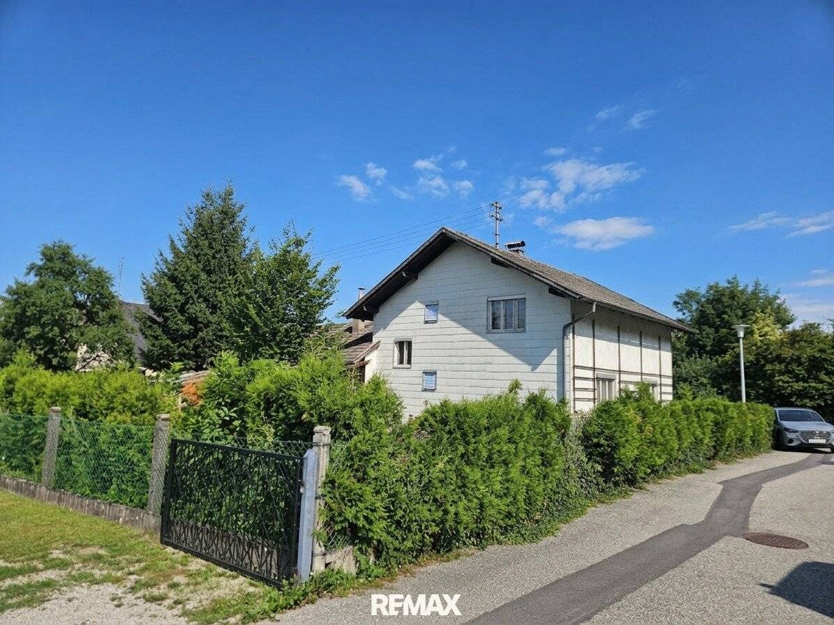 Sanierungsbedürftiges Einfamilienhaus mit Garten in sonniger Lage