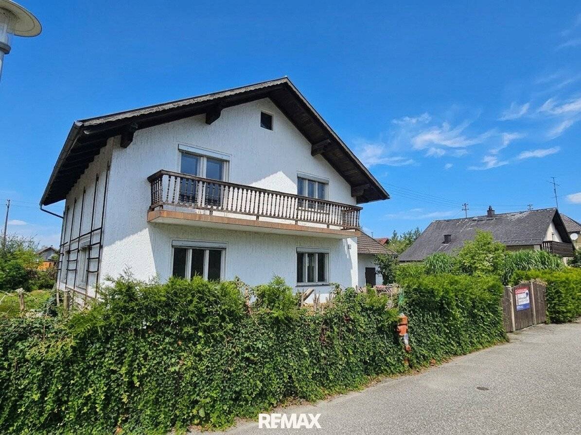 Sanierungsbedürftiges Einfamilienhaus mit Garten in sonniger Lage