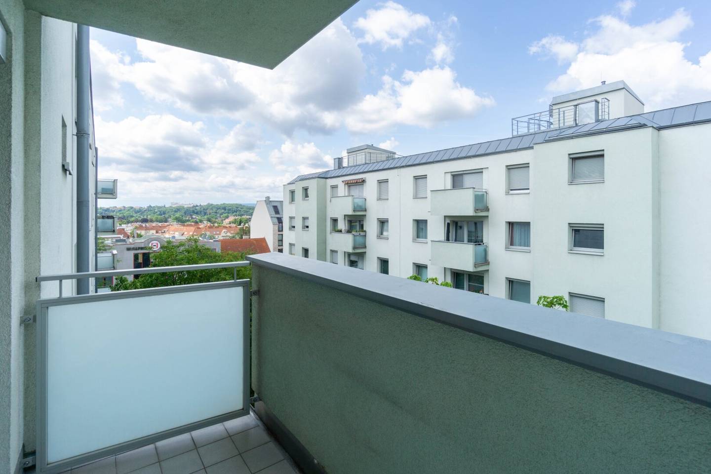 Bright 3 room apartment with balcony and parking space in Penzing