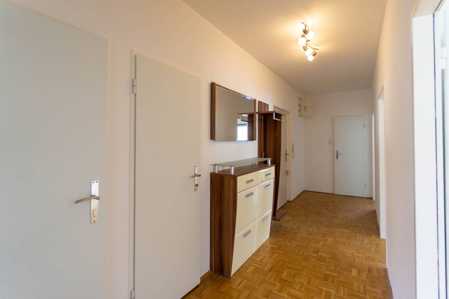 Bright 3 room apartment with balcony and parking space in Penzing