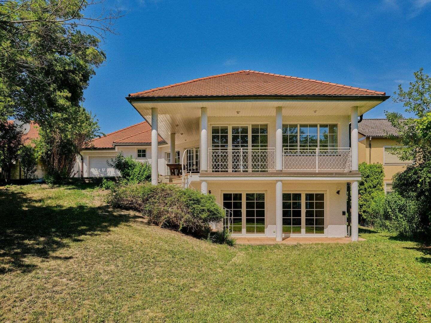 Family house with garden pool and sauna in quiet wine cellar lane