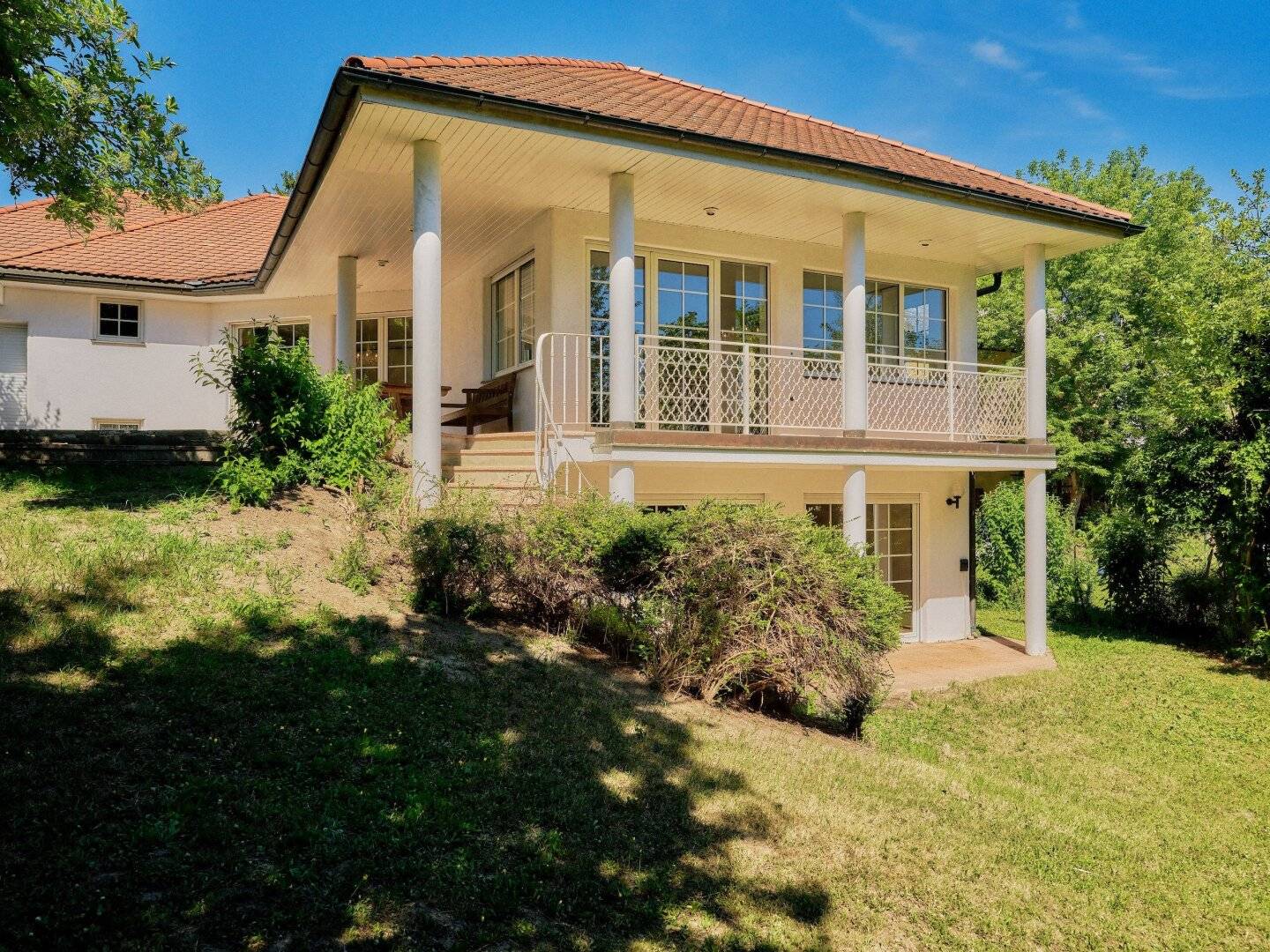 Family house with garden pool and sauna in quiet wine cellar lane