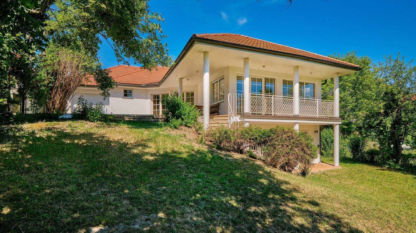 Family house with garden pool and sauna in quiet wine cellar lane