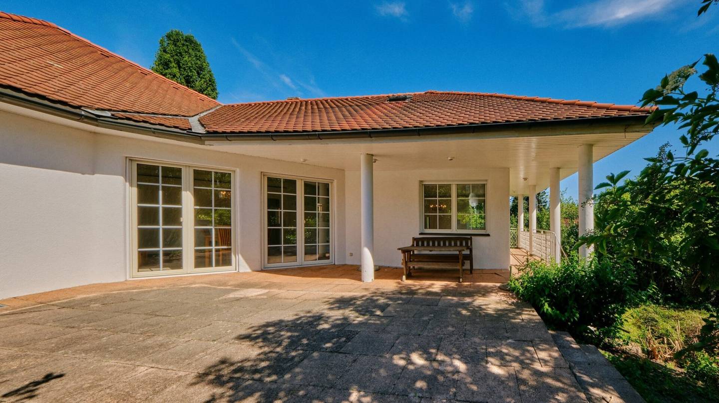 Family house with garden pool and sauna in quiet wine cellar lane