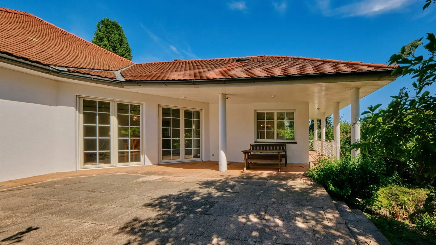 Family house with garden pool and sauna in quiet wine cellar lane