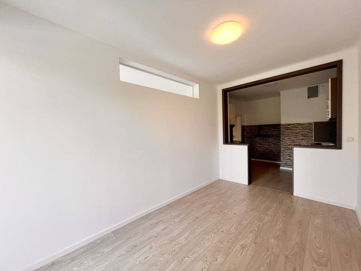 Bright 2-Room Apartment with Loggia in Jakomini