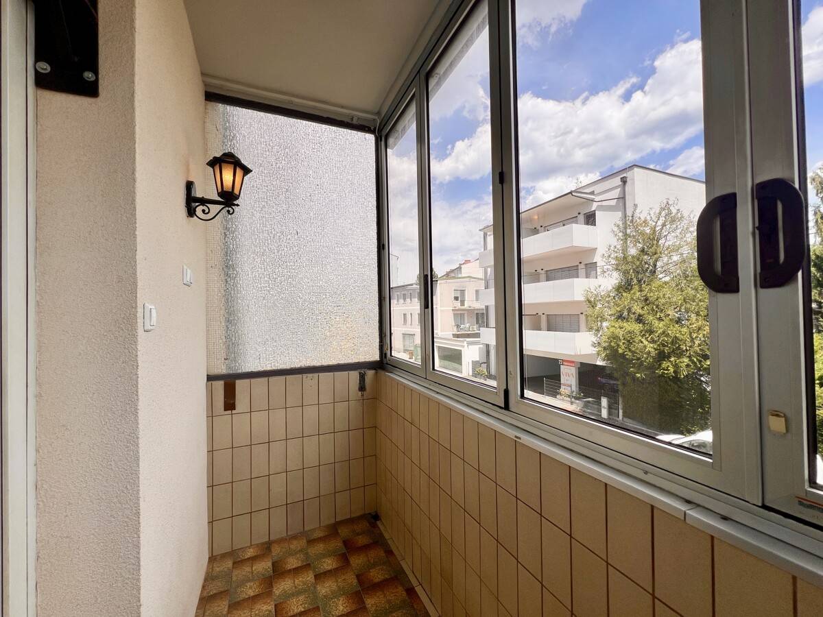 Bright 2-Room Apartment with Loggia in Jakomini