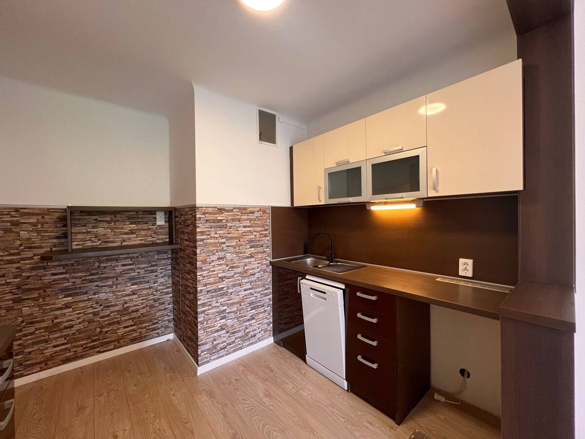 Bright 2-Room Apartment with Loggia in Jakomini