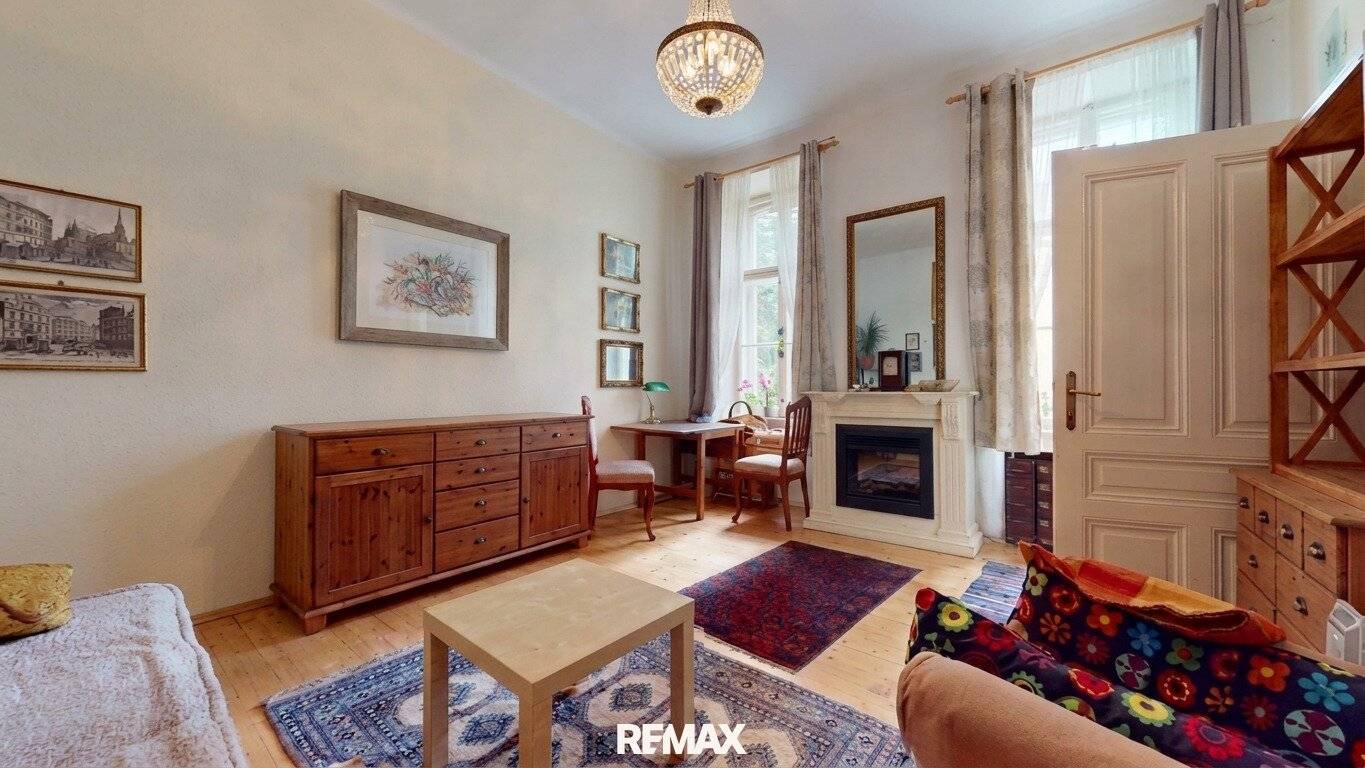 Garçonnière with period charm and courtyard orientation
