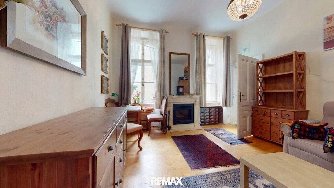 Garçonnière with period charm and courtyard orientation