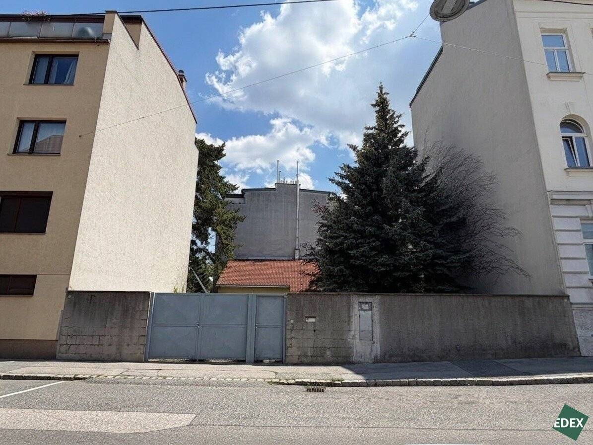 Plot with approved building permit for residential project in up-and-coming location