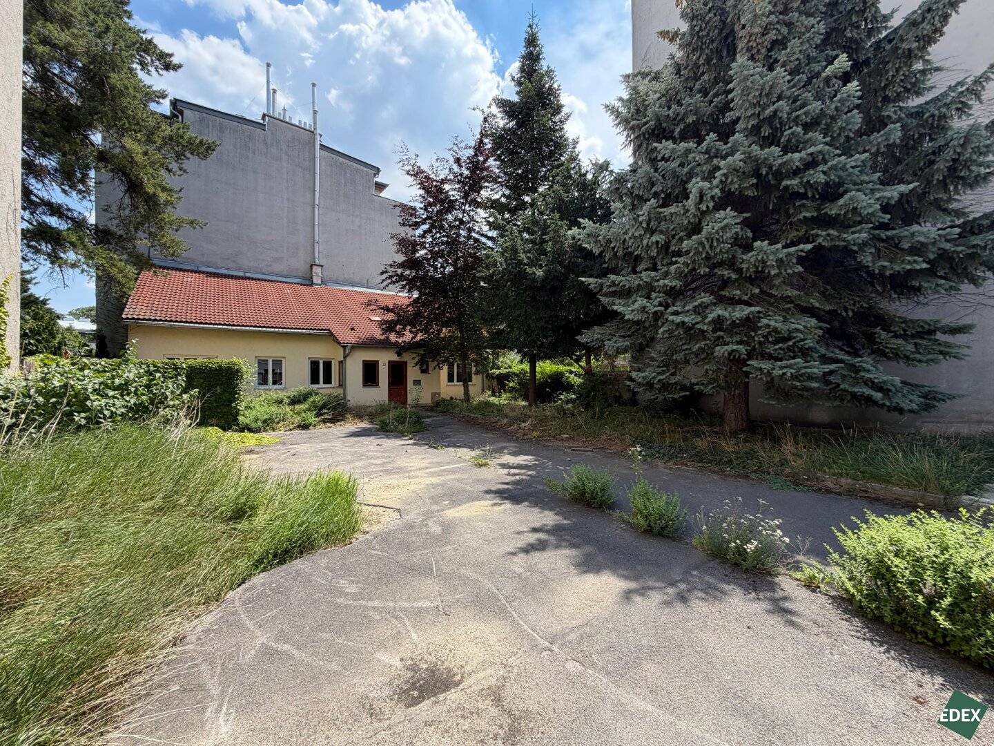 Plot with approved building permit for residential project in up-and-coming location