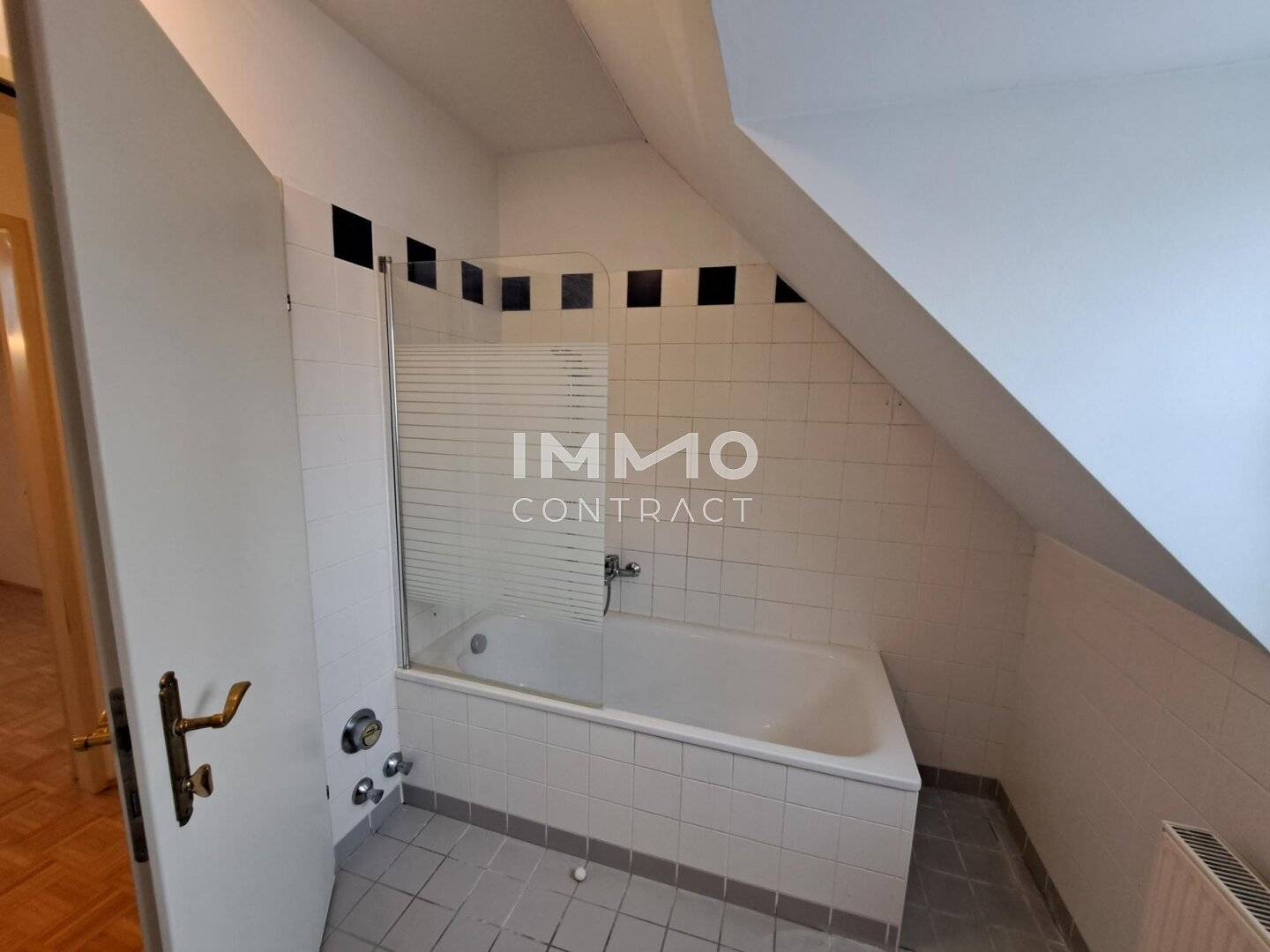 Penthouse Apartment with Parquet and Elevator at Pfarrplatz