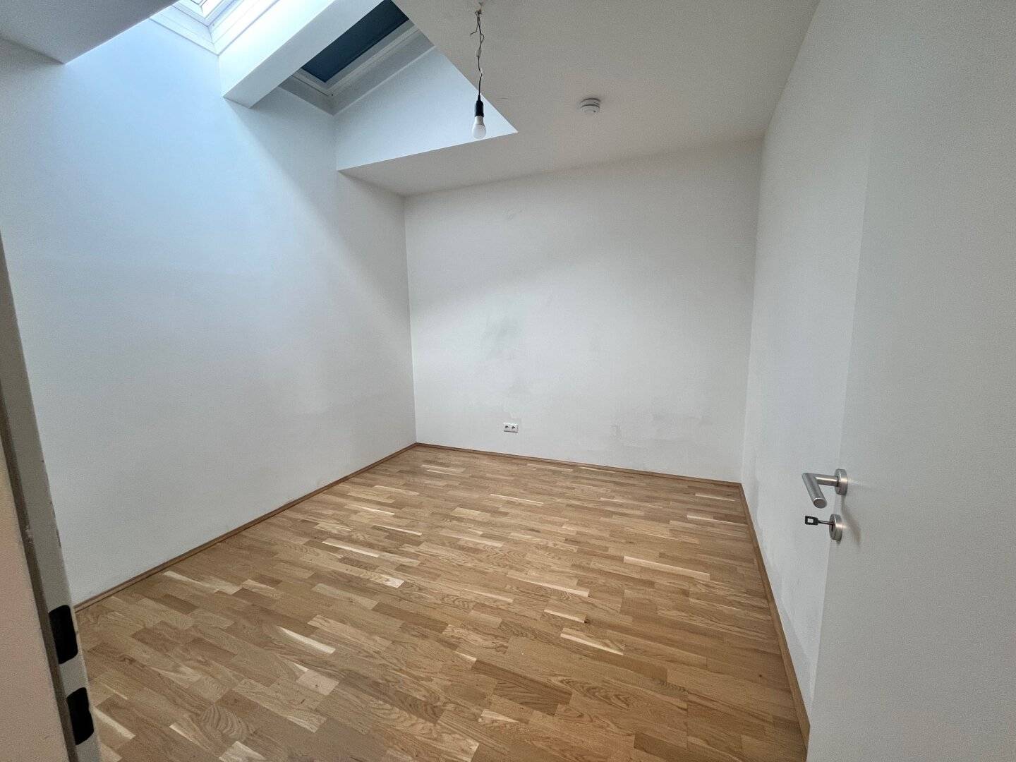 Helle Dachgeschosswohnung mit Loggia nahe Citypark