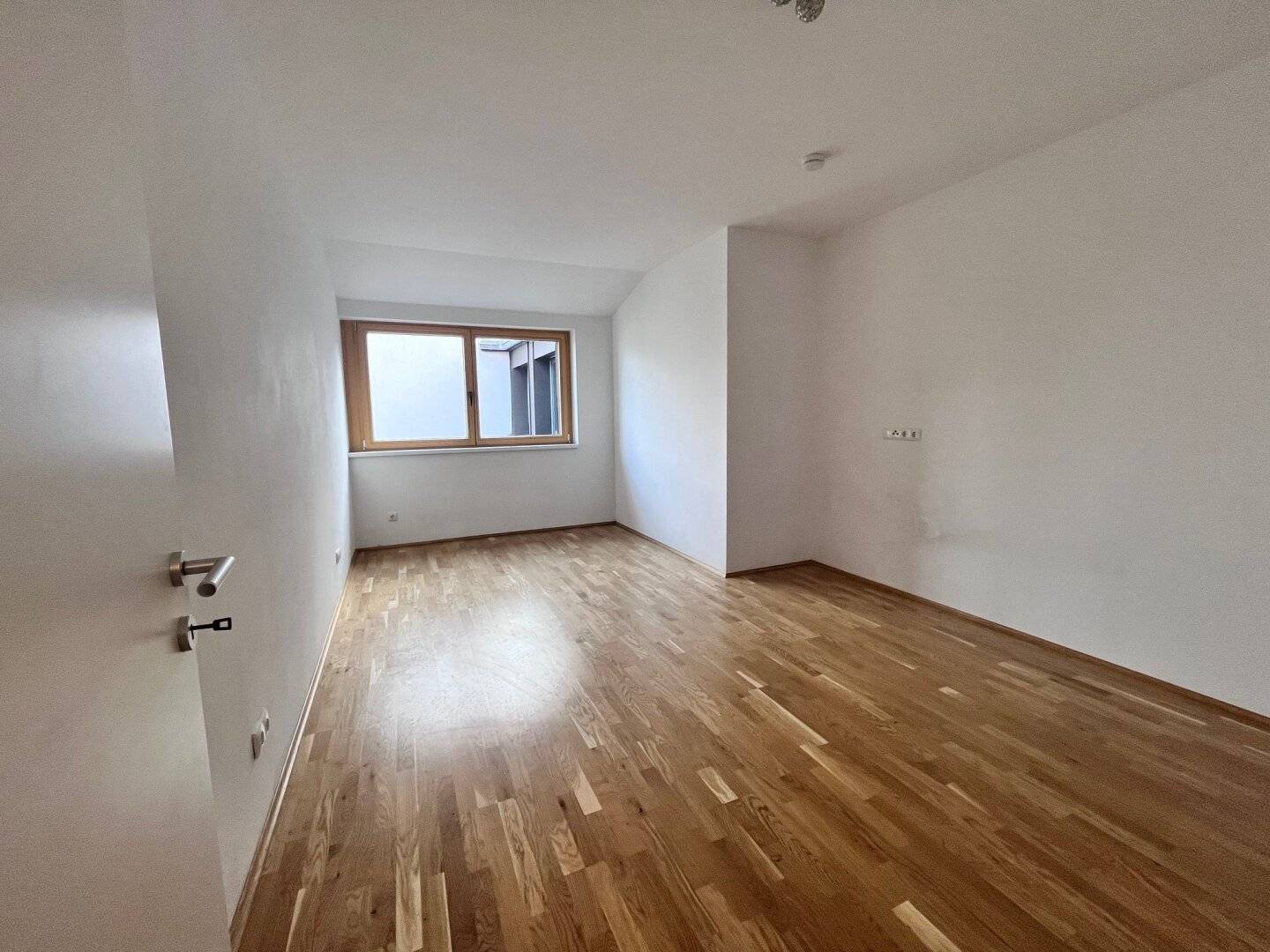 Helle Dachgeschosswohnung mit Loggia nahe Citypark