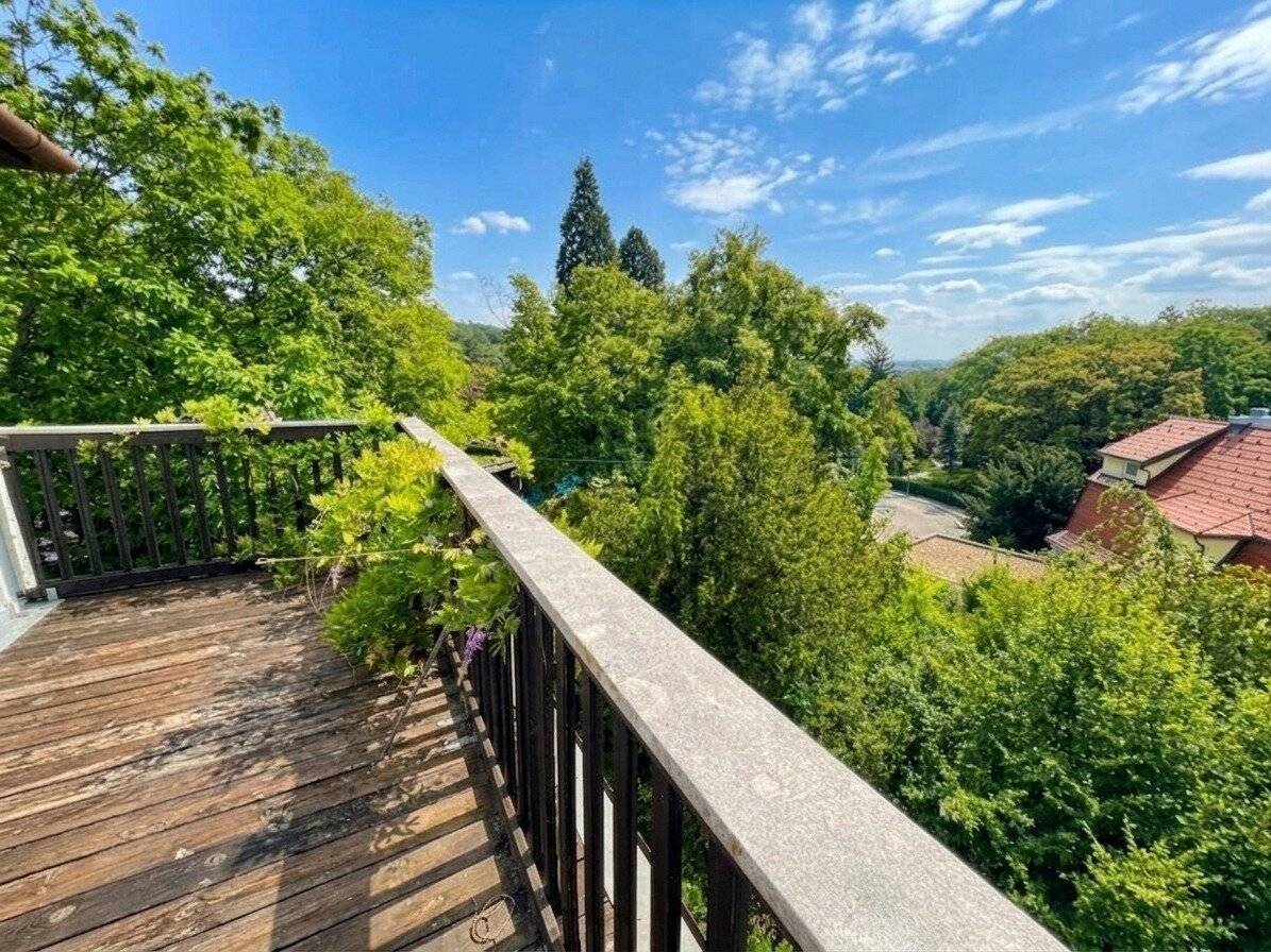 Plot with Building Permit and Panoramic View Neuwaldegg