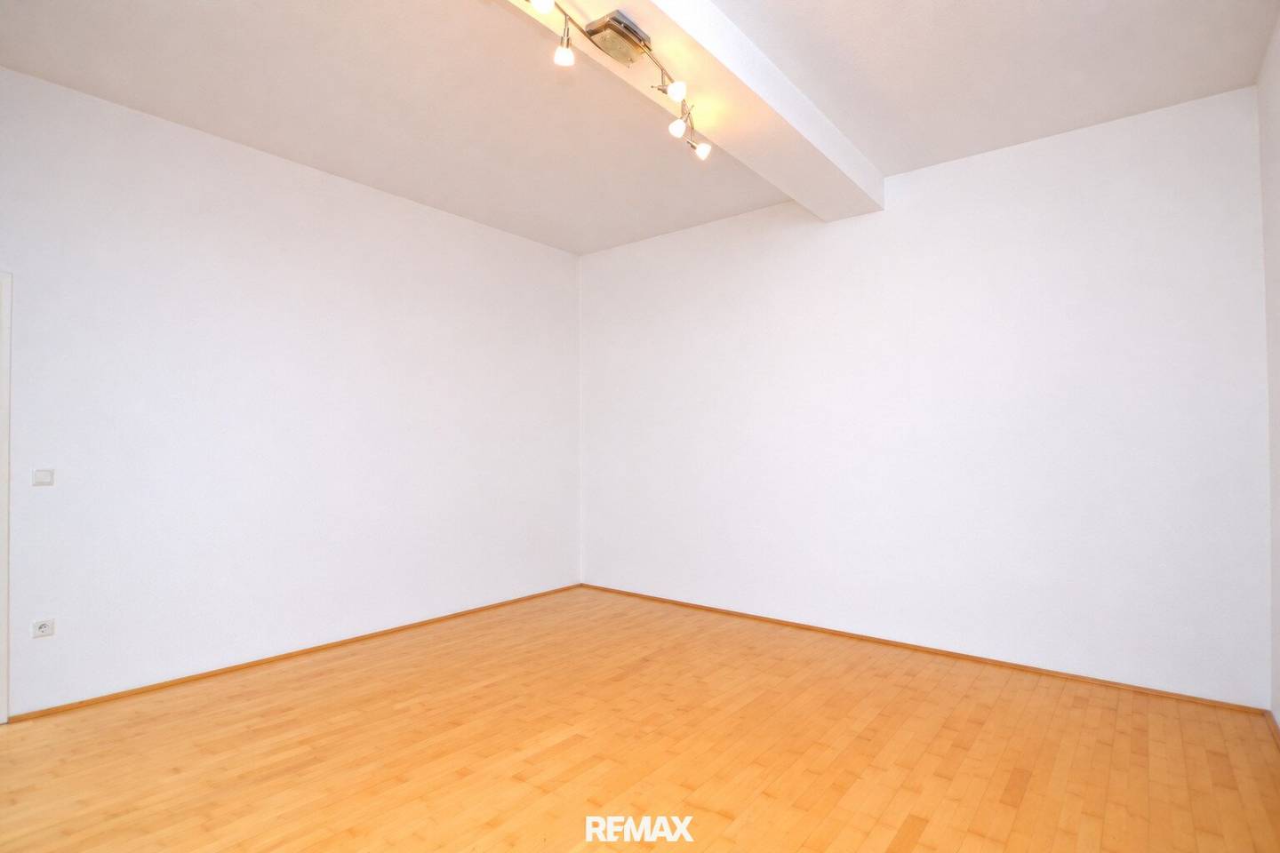 Bright period apartment with parquet and elevator in Meidling