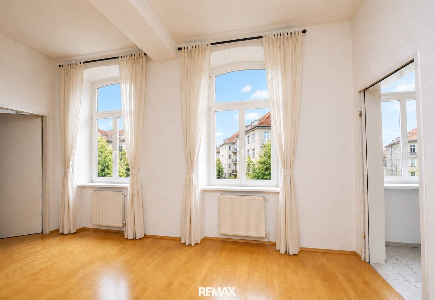 Bright period apartment with parquet and elevator in Meidling