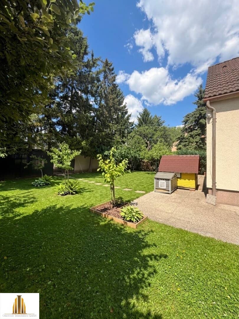 Well maintained single family house with garden and garage