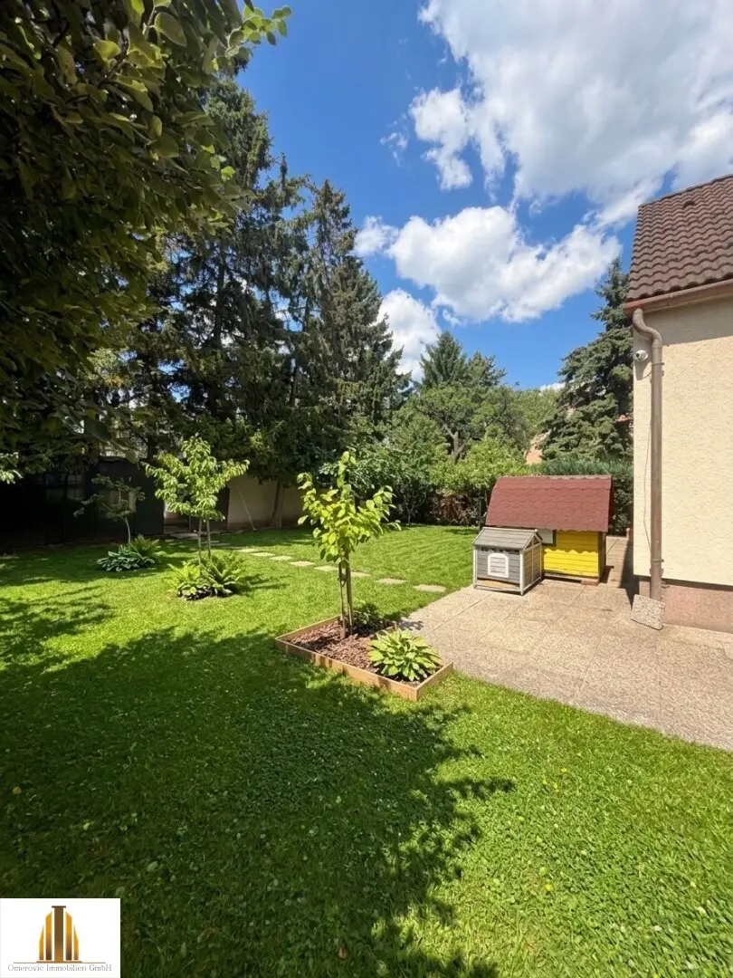 Gepflegtes Einfamilienhaus mit Garten und Garage