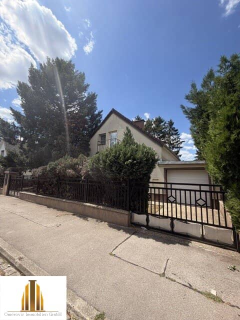 Well maintained single family house with garden and garage