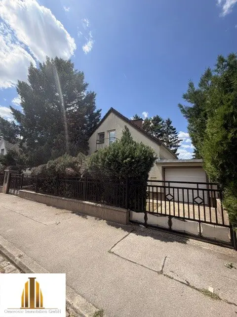 Gepflegtes Einfamilienhaus mit Garten und Garage