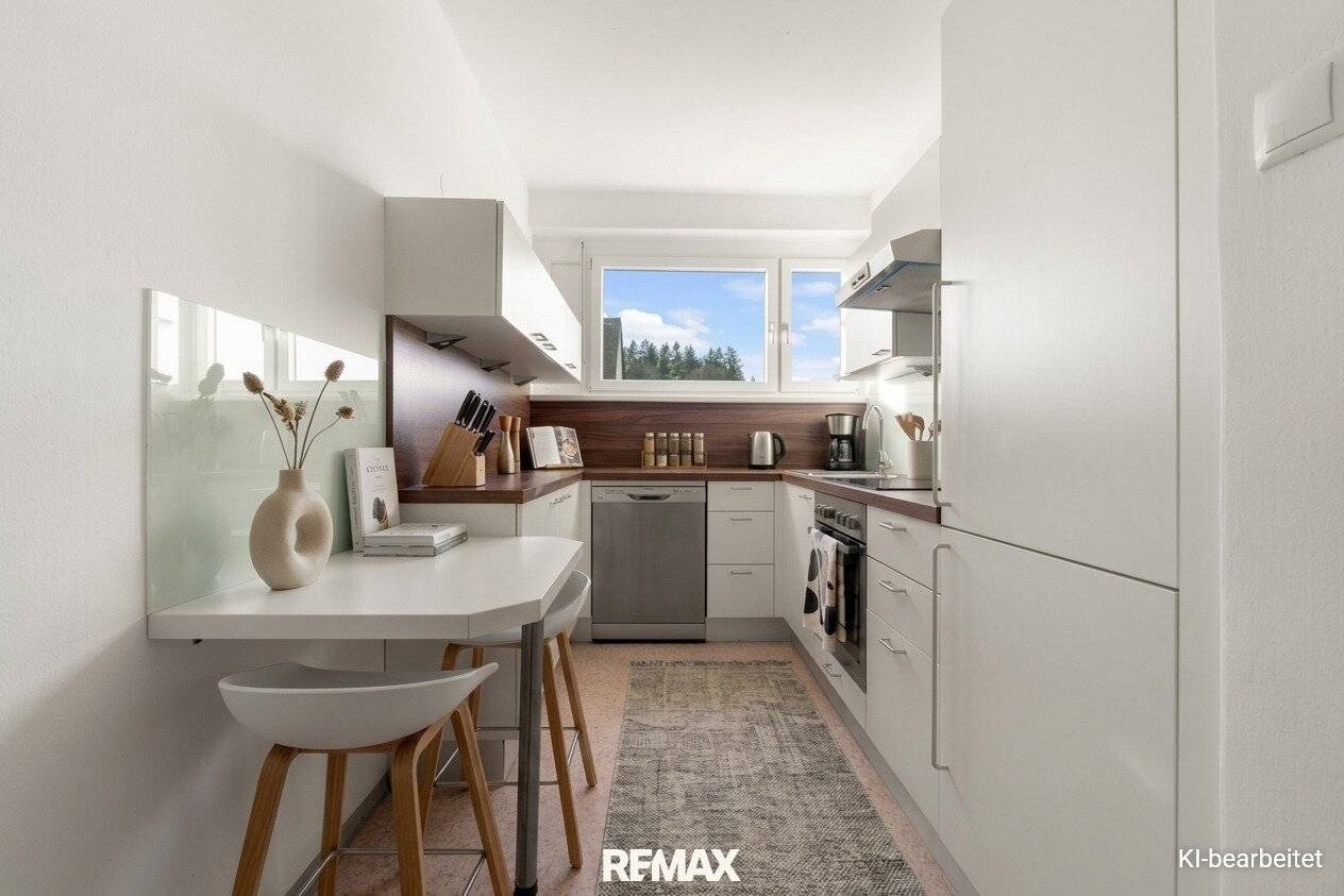 Spacious apartment with loggia near Kreuzbergl
