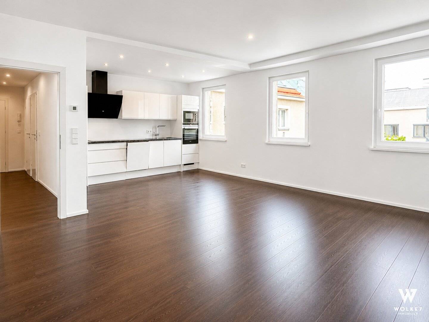 Quiet apartment with open kitchen and parquet