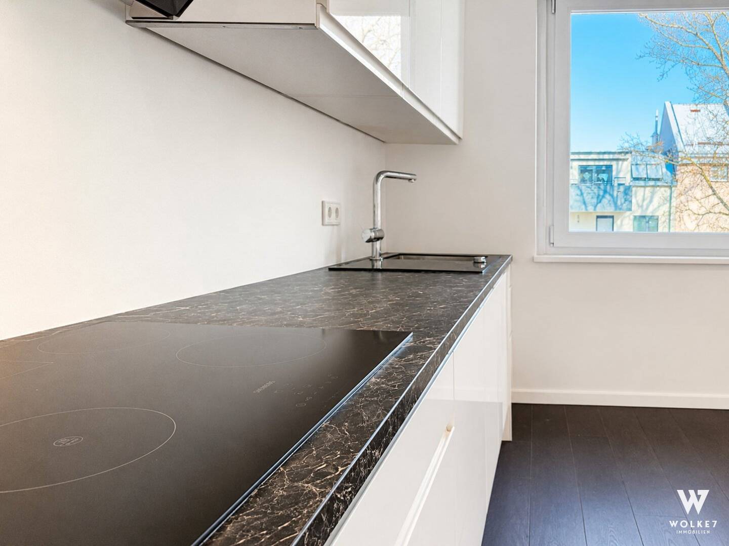 Quiet apartment with open kitchen and parquet
