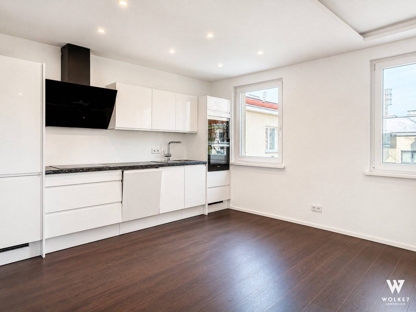 Quiet apartment with open kitchen and parquet