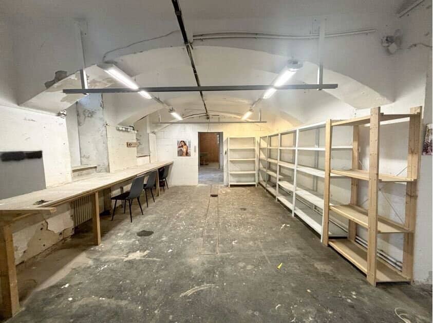 Souterrain workshop with remise and courtyard access