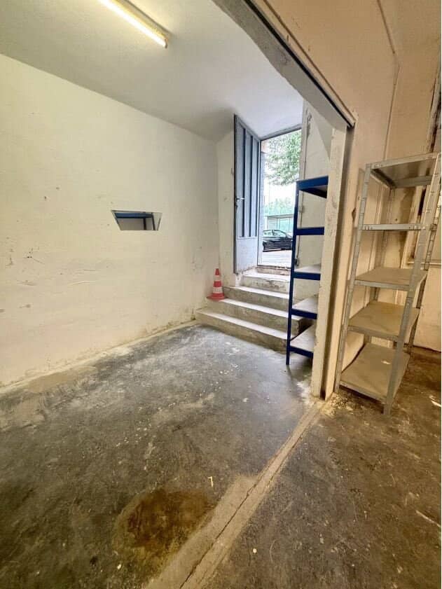 Souterrain workshop with remise and courtyard access