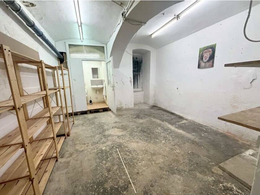 Souterrain workshop with remise and courtyard access