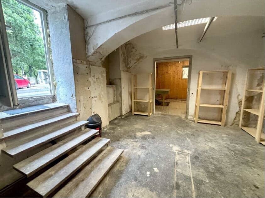Souterrain workshop with remise and courtyard access