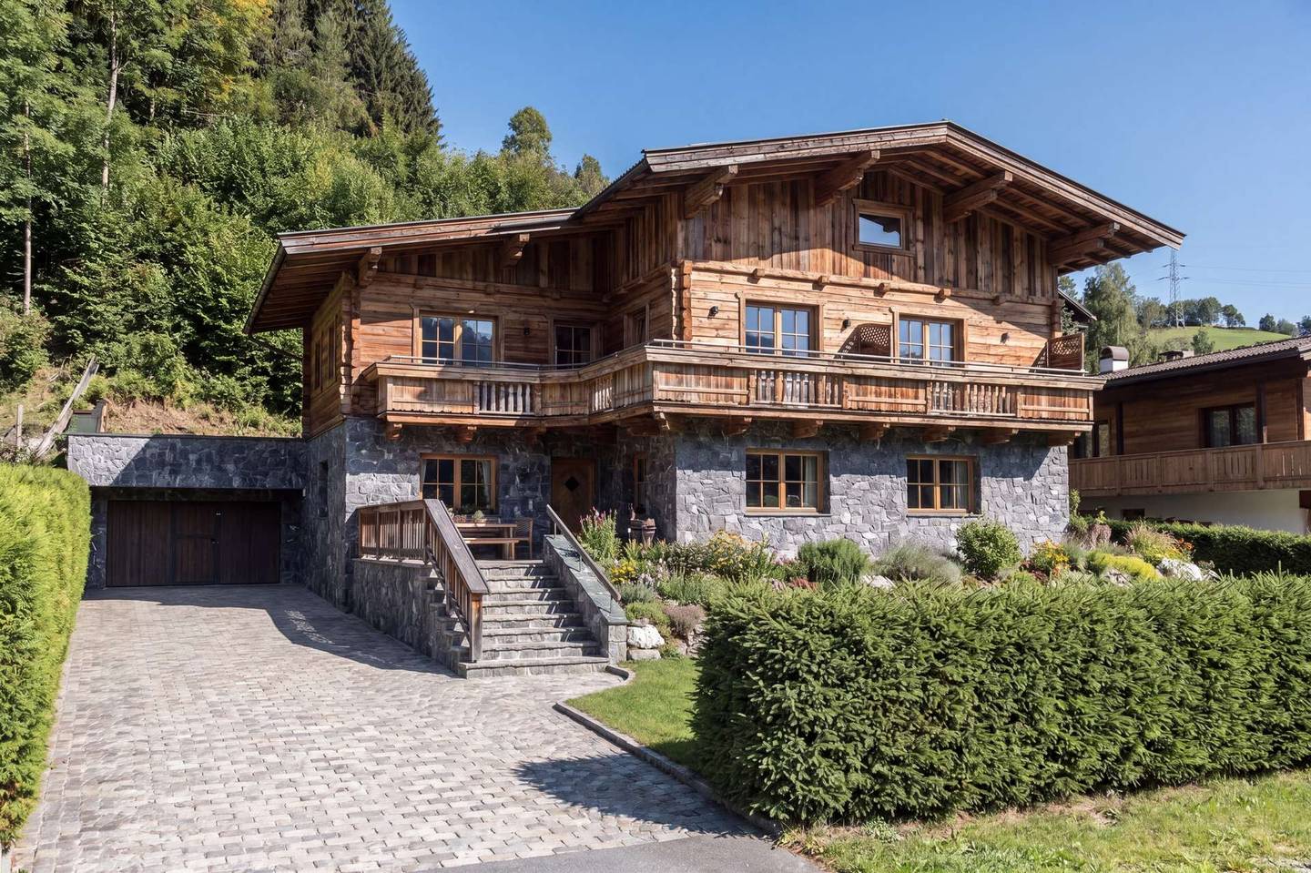 Mehrfamilienhaus mit Kaiserblick und Garagen in Ellmau