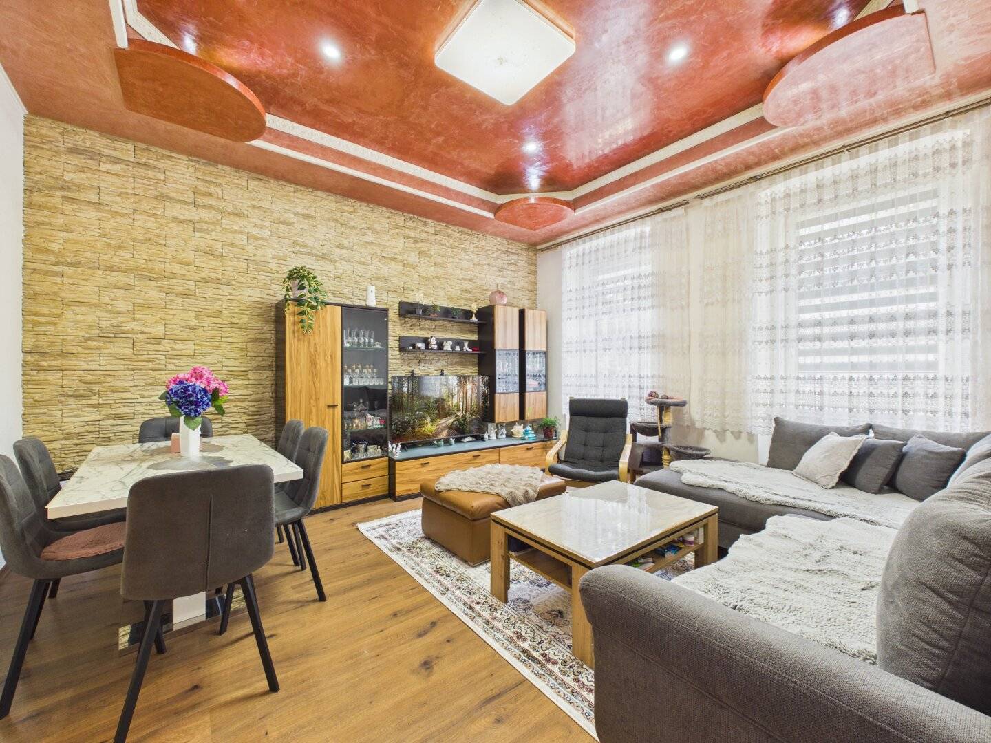 Charming Altbau apartment with high ceilings