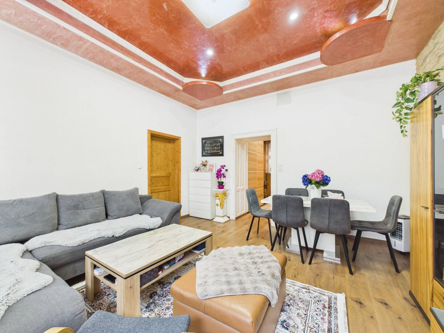 Charming Altbau apartment with high ceilings