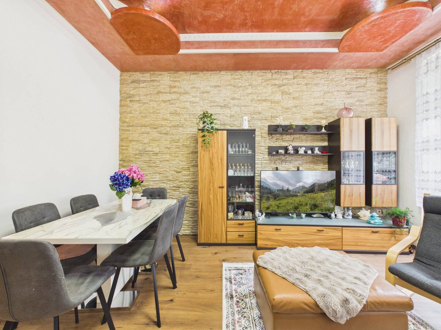 Charming Altbau apartment with high ceilings