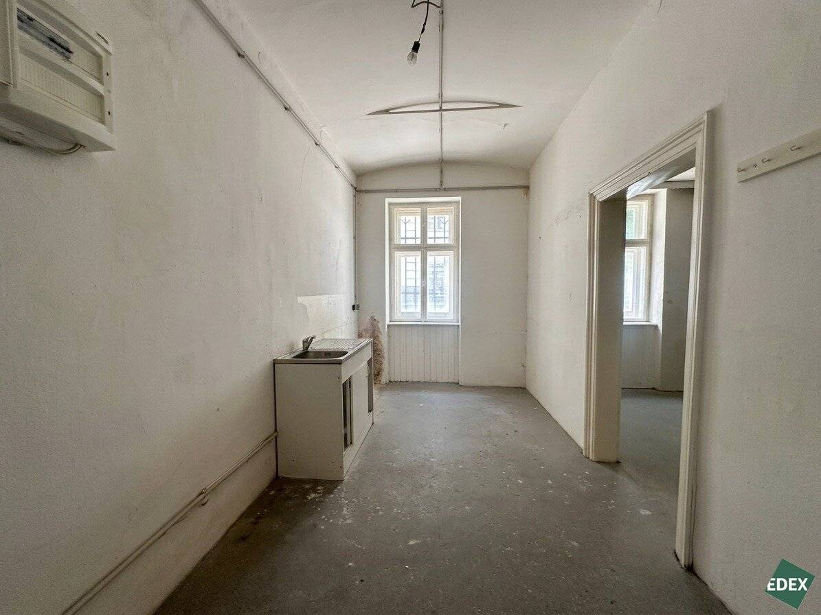 Storage space in prime location near Rennweg station