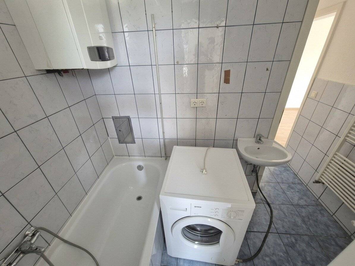 Sanierungsbedürftige Altbauwohnung mit Parkett und Stuck