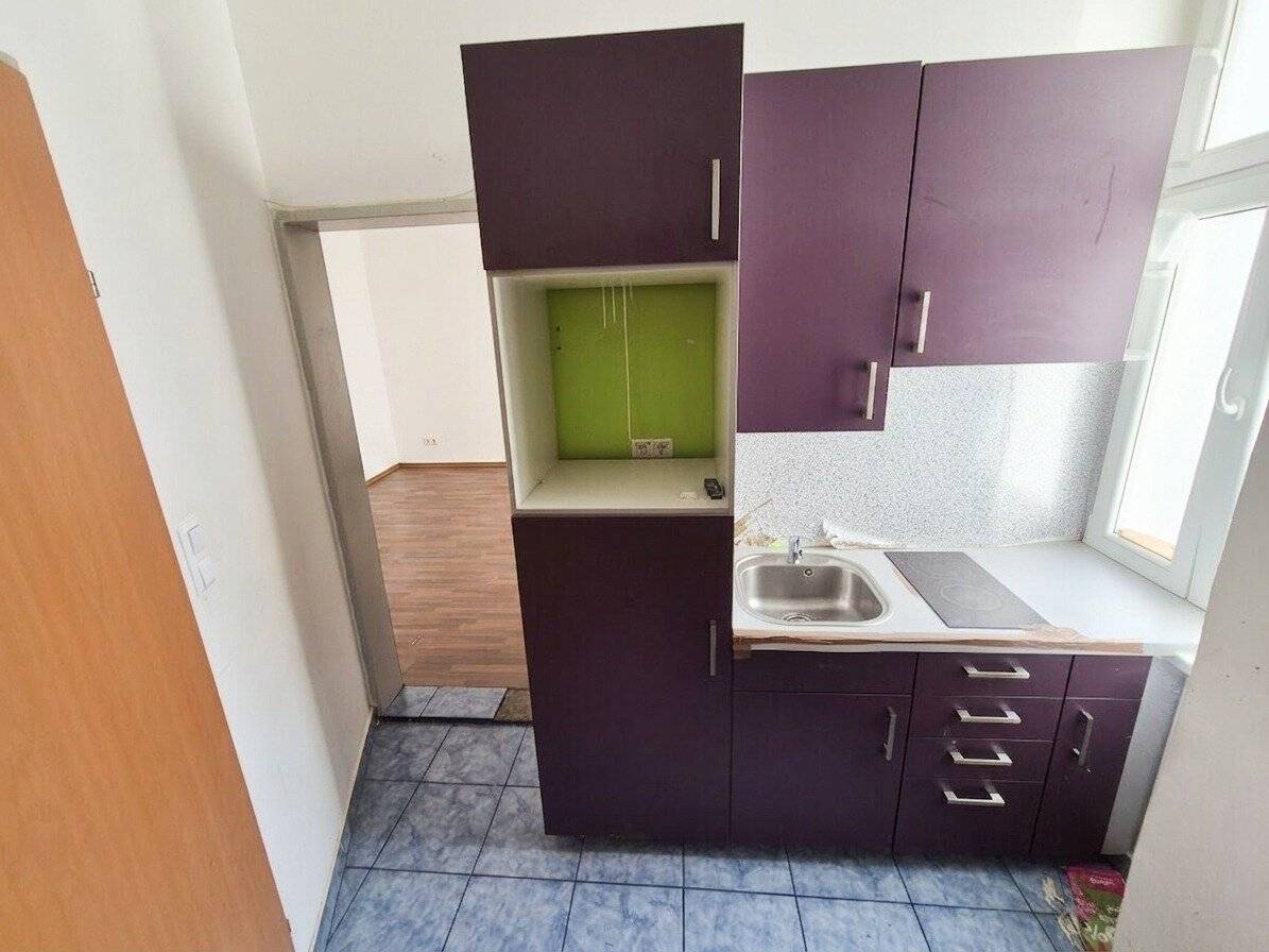 Sanierungsbedürftige Altbauwohnung mit Parkett und Stuck