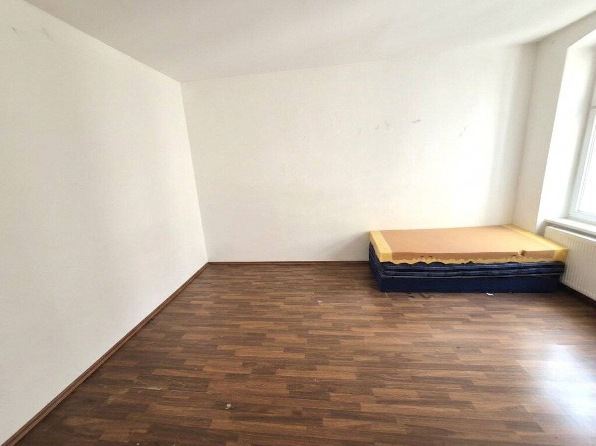 Sanierungsbedürftige Altbauwohnung mit Parkett und Stuck
