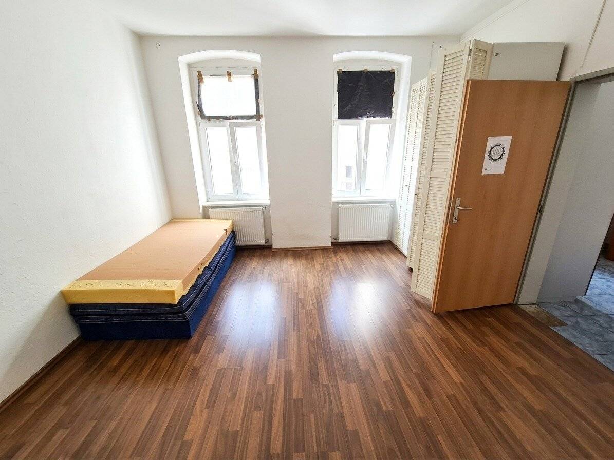 Sanierungsbedürftige Altbauwohnung mit Parkett und Stuck