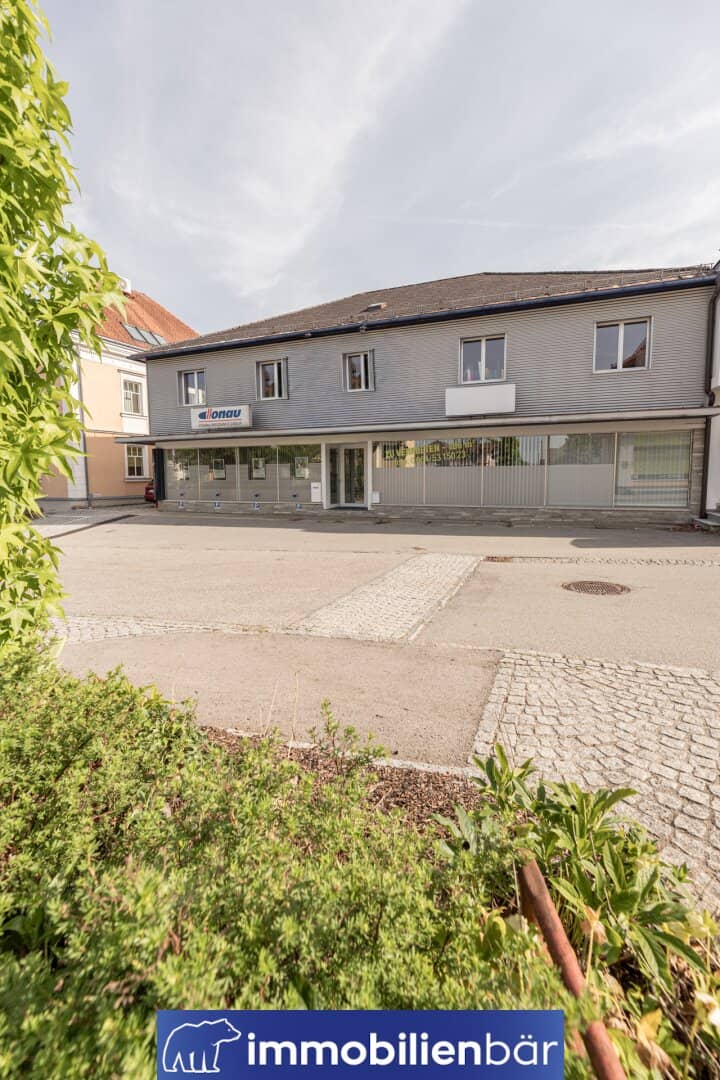 Gewerbefläche mit Lastenlift und Carport in zentraler Lage