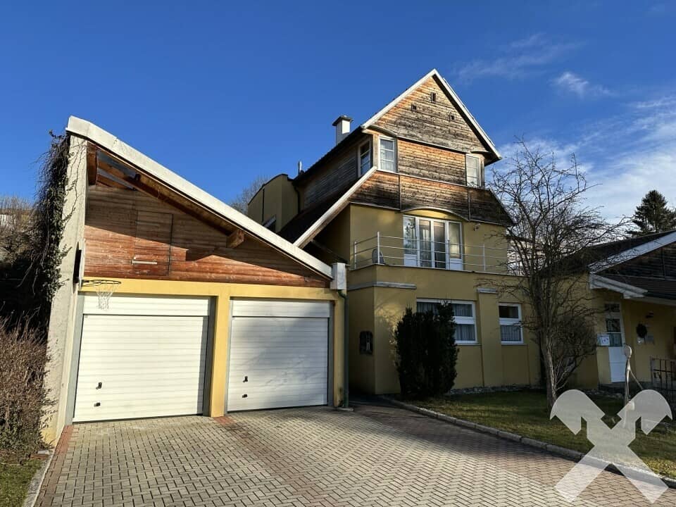 Wohnhaus mit Garten und Doppelgarage
