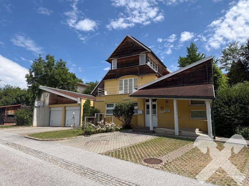 Wohnhaus mit Garten und Doppelgarage