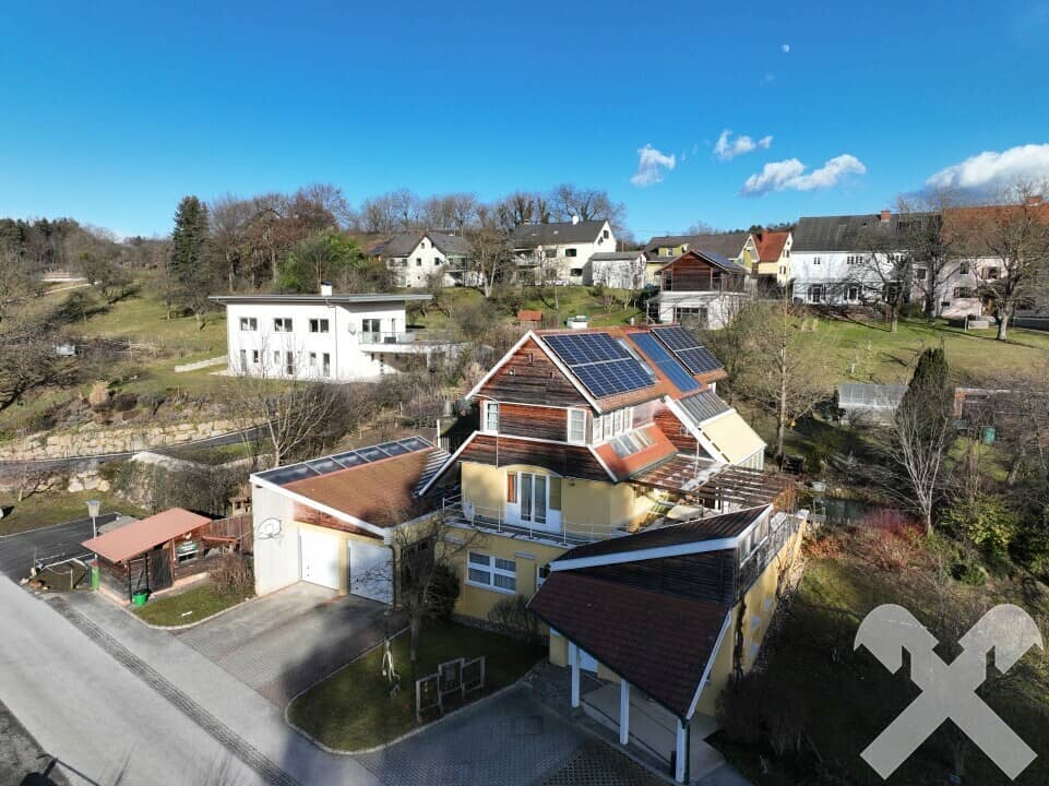 Wohnhaus mit Garten und Doppelgarage