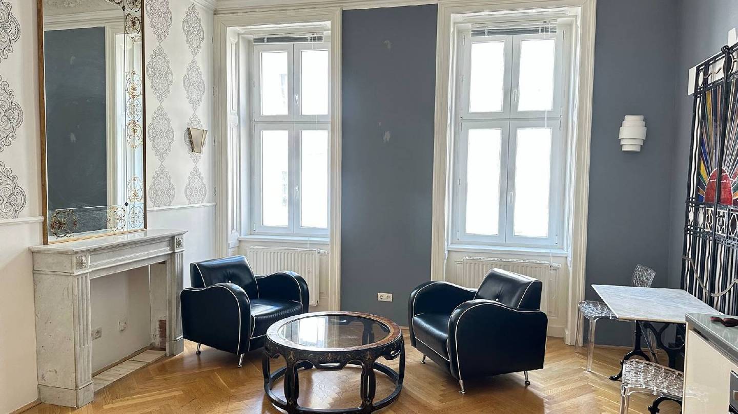Charming Altbau Apartment with Open Kitchen near Belvedere