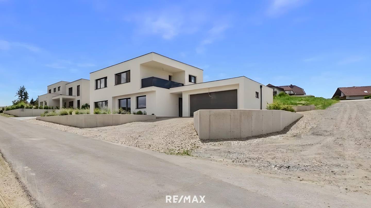 Neubau Einfamilienhaus mit Pool und Doppelgarage
