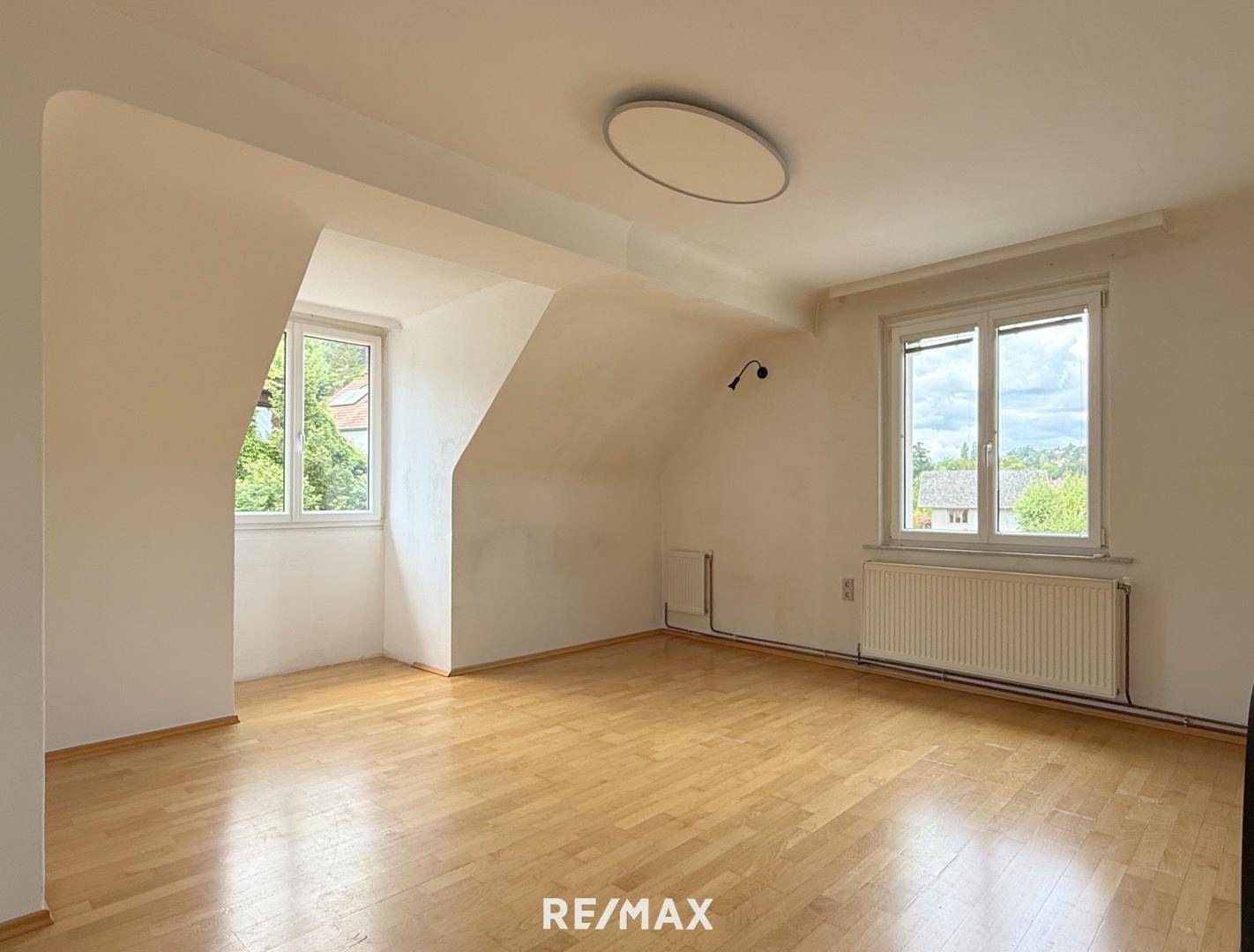 Helle Dachgeschosswohnung mit Schwedenofen und Abstellraum